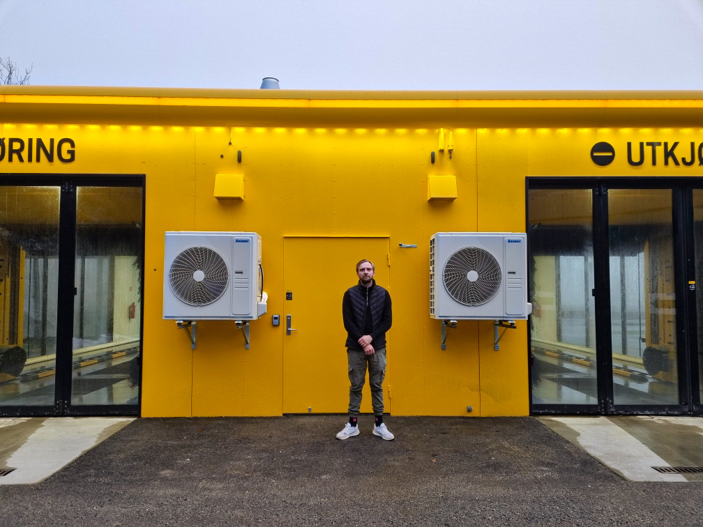 Marius foran Uno-X bilvaskehall i Notodden